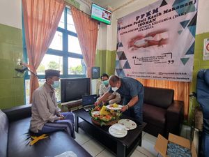 Klinik Ini Sediakan Makan Gratis Warga Surabaya yang Isoman