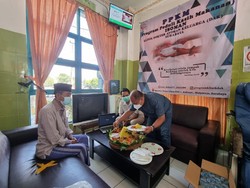 Klinik Ini Sediakan Makan Gratis Warga Surabaya yang Isoman