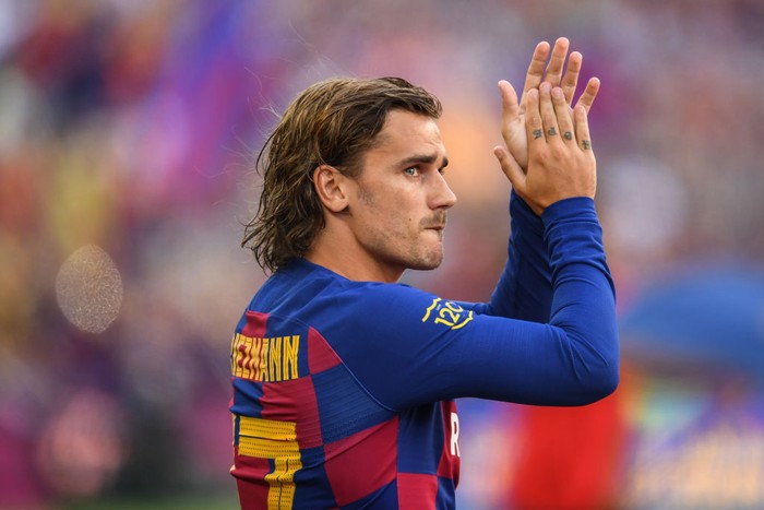 BARCELONA, SPAIN - AUGUST 04: Antoine Griezmann of FC Barcelona waves to the crowd prior to the Joan Gamper trophy friendly match at Nou Camp between FC Barcelona and Arsenal on August 04, 2019 in Barcelona, Spain. (Photo by David Ramos/Getty Images)