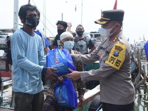 Nelayan Terdampak Pandemi COVID-19 Digelontor Bantuan Sembako Nelayan Terdampak Pandemi COVID-19 Digelontor Bantuan Sembako