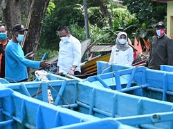 Bupati Kebumen Bantu Nelayan Perbaiki Kapal Rusak Diterjang Ombak