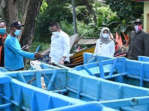 Bupati Kebumen Bantu Nelayan Perbaiki Kapal Rusak Diterjang Ombak Bupati Kebumen Bantu Nelayan Perbaiki Kapal Rusak Diterjang Ombak