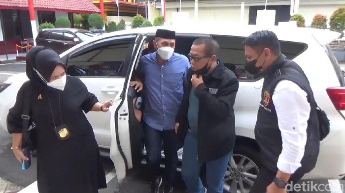 Eks Sekretaris Satpol PP Gowa Mardani Hamdan (pakai peci) pemukul pasutri tiba di Polres Gowa. Eks Sekretaris Satpol PP Gowa Mardani Hamdan (pakai peci) pemukul pasutri tiba di Polres Gowa.