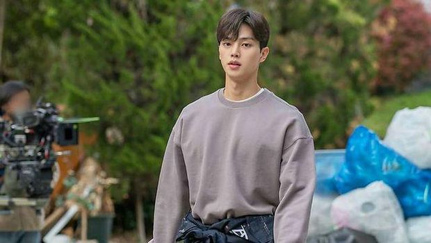 Song Kang sedang naik daun berkat perannya di drama Nevertheless. Yuk kita intip potret tampannya saat candid di lokasi syuting!