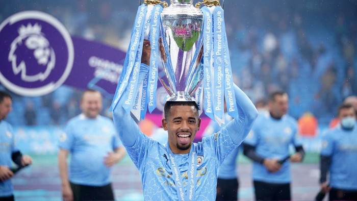 MANCHESTER, ENGLAND - MAY 23: Gabriel Jesus of Manchester City celebrates with the Premier League Trophy as Manchester City are presented with the Trophy as they win the league following the Premier League match between Manchester City and Everton at Etihad Stadium on May 23, 2021 in Manchester, England. A limited number of fans will be allowed into Premier League stadiums as Coronavirus restrictions begin to ease in the UK. (Photo by Dave Thompson - Pool/Getty Images)