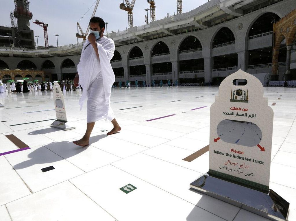 Corona Turun, Arab Saudi Izinkan Kapasitas Penuh di Masjid Mekah-Madinah