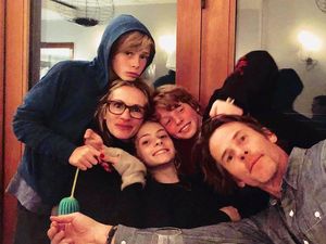 Julia Roberts Unggah Foto Langka Putranya yang Berulang Tahun ke-18 Julia Roberts Unggah Foto Langka Putranya yang Berulang Tahun ke-18