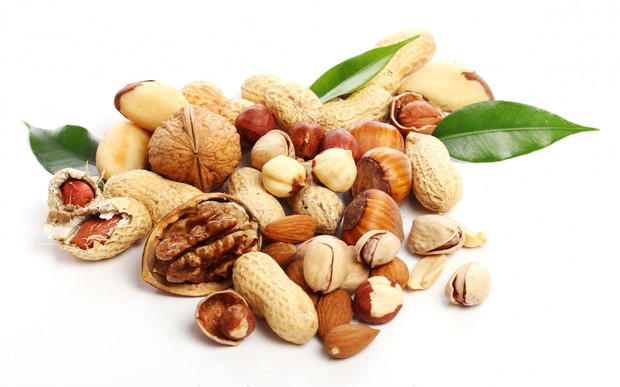 Kandungan biotin yang tinggi dalam kacang terutama almond atau kenari sangat bagus untuk pertumbuhan rambut