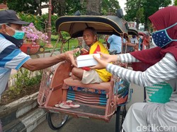 Keluarga Ini Berbagi Nasi, Lanjutkan Hobi Ibu yang Meninggal Kala Pandemi