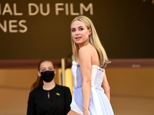 Foto: Pamer Kaki Jenjang, Artis Ini Saingi Seksinya Pacar Ronaldo di Cannes