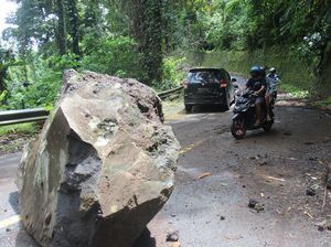 Ngeri! Longsor Batu Besar Halangi Jalan di Ternate
