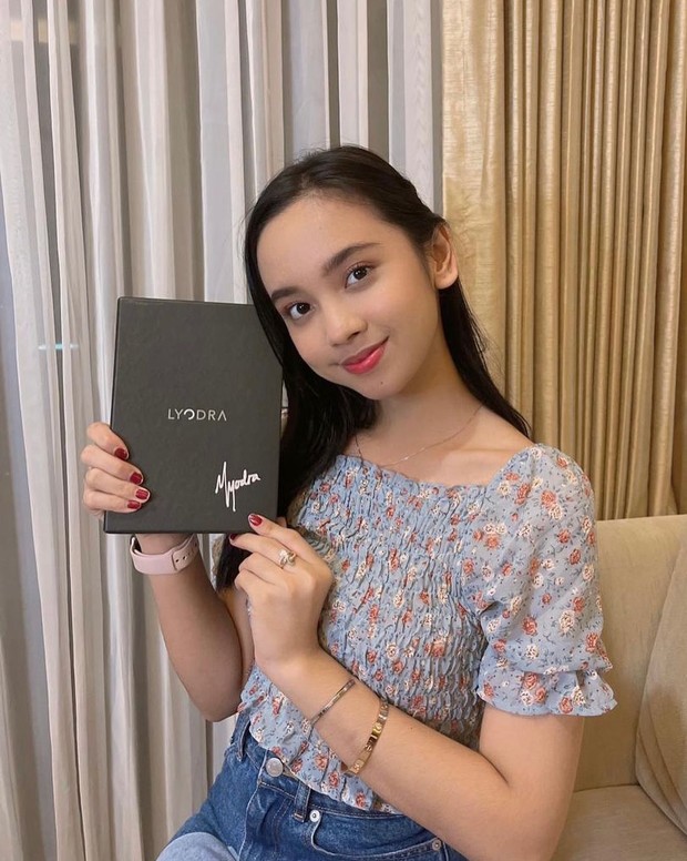 Lyodra dengan albumnya yang sudah ditandatangani/instagram.com/universalmusicindonesia
