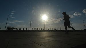 Warga Manfaatkan Objek Wisata Tutup Untuk Lahan Olahraga