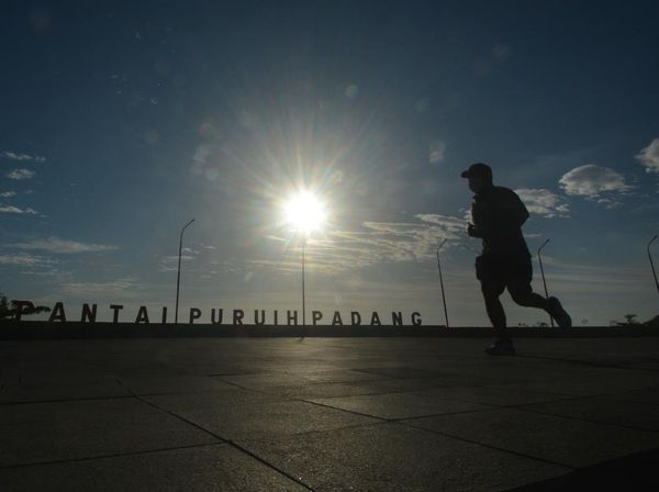 Warga Manfaatkan Objek Wisata Tutup Untuk Lahan Olahraga