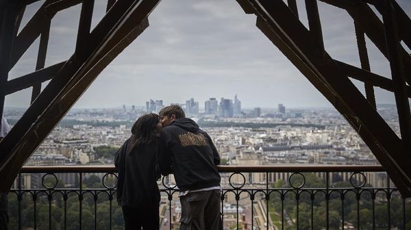 Melihat Cakrawala Kota Paris dari Menara Eiffel
