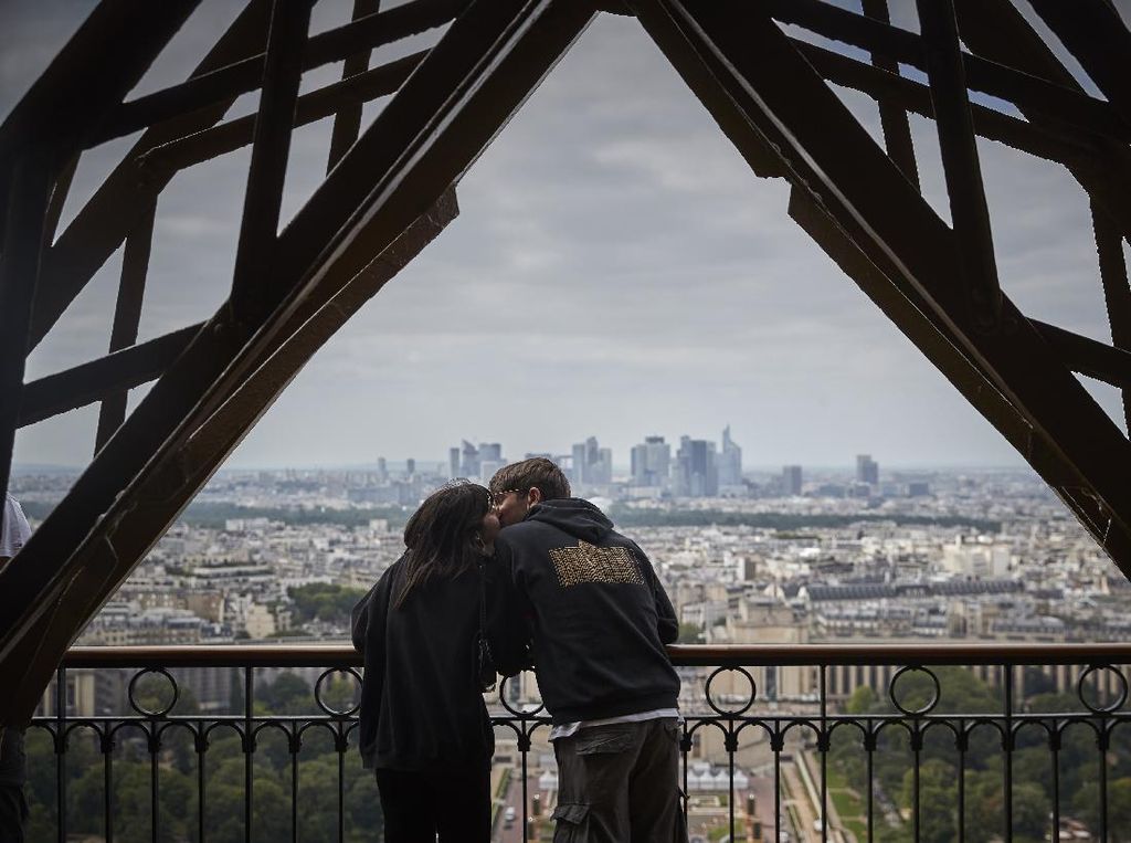 Melihat Cakrawala Kota Paris dari Menara Eiffel