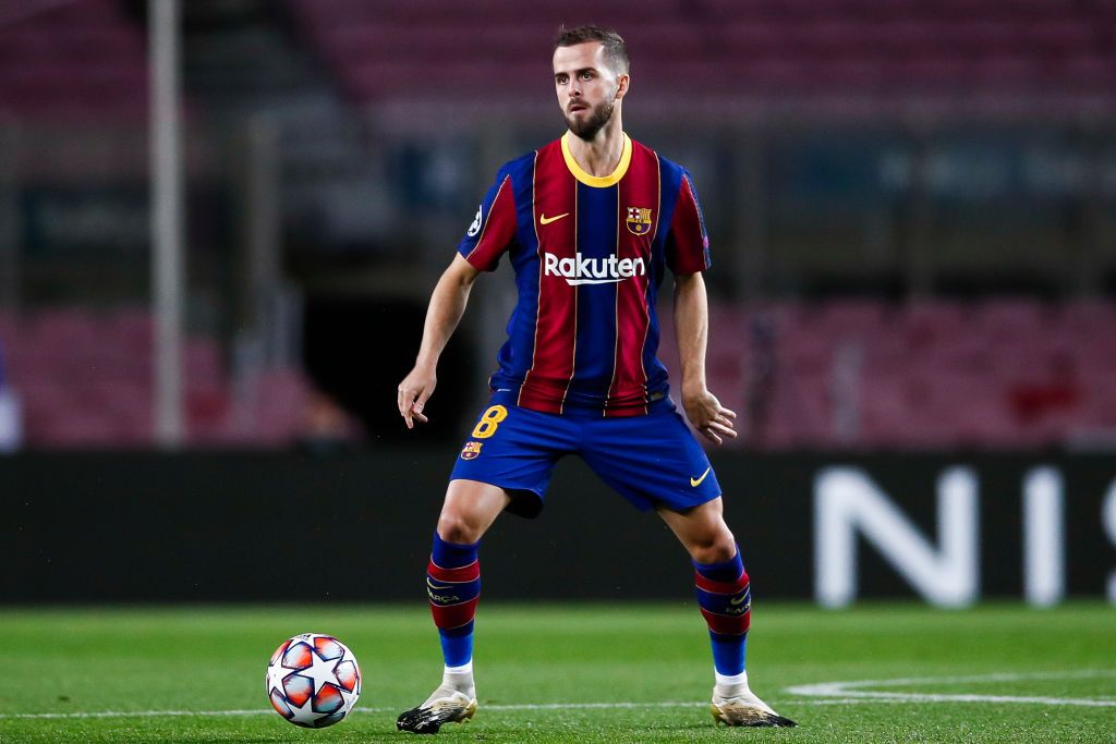 BARCELONA, SPAIN - NOVEMBER 04: Miralem Pjanic of FC Barcelona controls the ball during the UEFA Champions League Group G stage match between FC Barcelona and Dynamo Kyiv at Camp Nou on November 04, 2020 in Barcelona, Spain. (Photo by Eric Alonso/Getty Images)