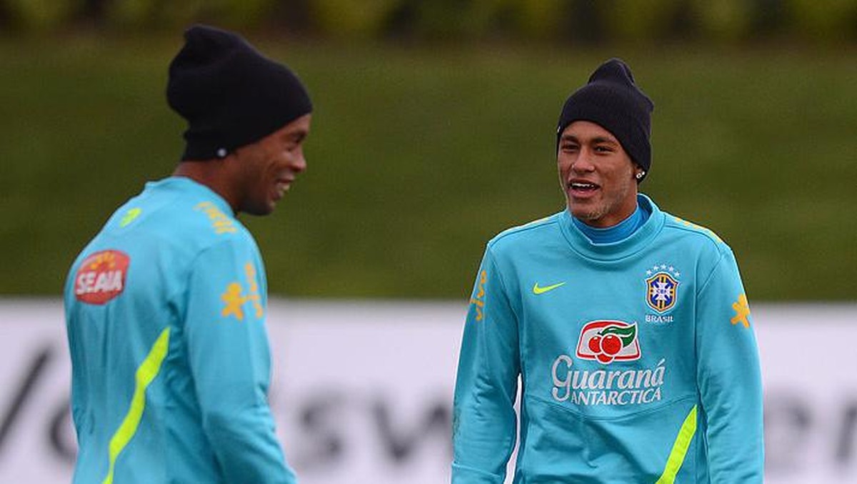 Ronaldinho memegaskan Neymar penerusnya di Timnas Brasil. (Foto: Getty Images/Mike Hewitt)