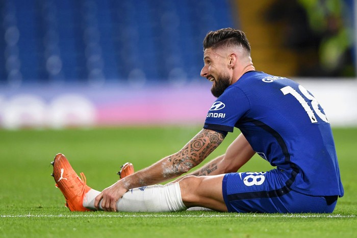 LONDON, ENGLAND - DECEMBER 05: Olivier Giroud of Chelsea reacts during the Premier League match between Chelsea and Leeds United at Stamford Bridge on December 05, 2020 in London, England. A limited number of fans are welcomed back to stadiums to watch elite football across England. This was following easing of restrictions on spectators in tiers one and two areas only. (Photo by Daniel Leal-Olivas - Pool/Getty Images)
