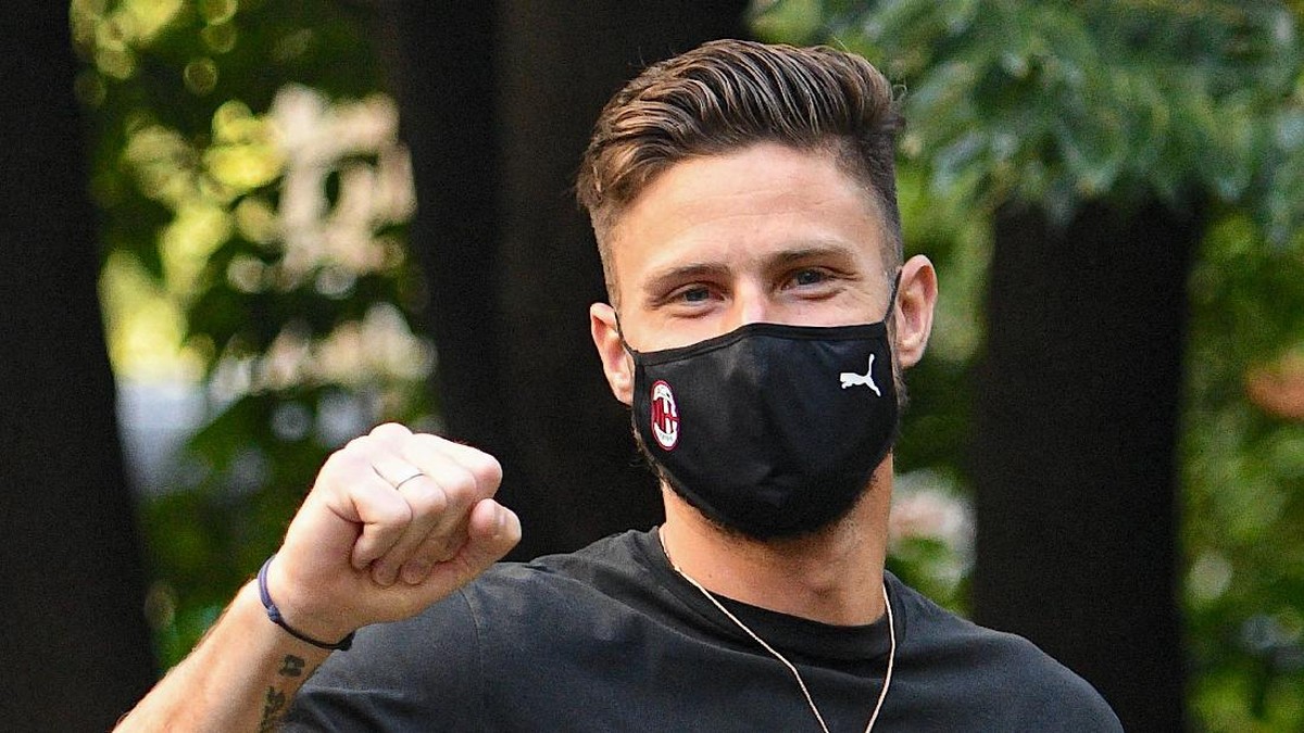 Giroud terlihat memakai masker berlambang Milan. Foto: Twitter @brfootball