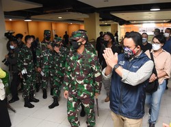 Pangdam Jaya-Anies Cek Vaksinasi COVID di Terminal Pulogebang