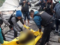 Tak Terima Ditegur Mabuk Berujung Warga Keroyok Paskhas AU-Bakar Rumah