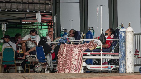 IGD Penuh, RSUD Jayapura Rawat Pasien di Luar Ruangan