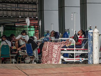IGD Penuh, RSUD Jayapura Rawat Pasien di Luar Ruangan
