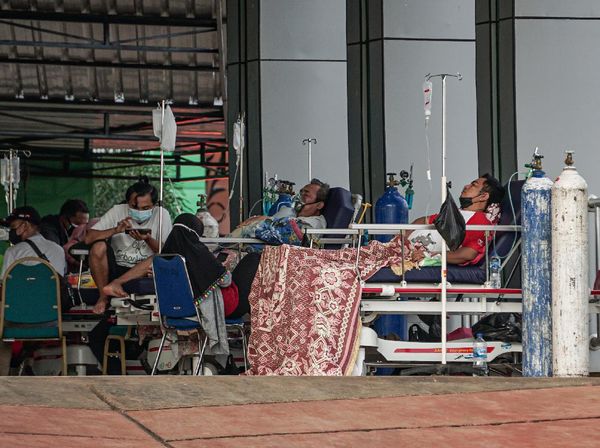 IGD Penuh, RSUD Jayapura Rawat Pasien di Luar Ruangan