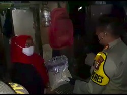 Polisi Blusukan Bagi-bagi 1 Ton Beras di Kampung Padat Penduduk di Jaksel