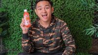 Pose Asyik Aldy Maldini Saat Makan Burger dan Ngopi Santai