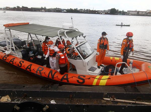 Potret Evakuasi Korban Kapal Tenggelam di Perairan Kalbar