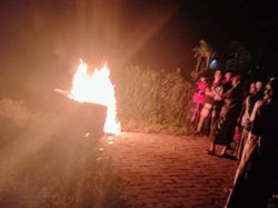 Saat Warga Rebut-Bakar Peti Mati Jenazah COVID Gegara Isu Pengambilan Organ