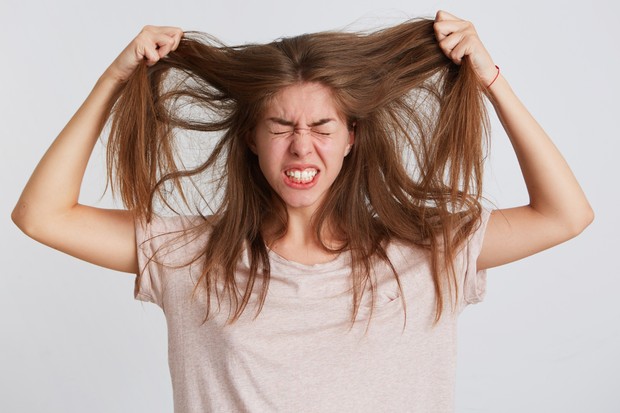 Rambut yang rontok bisa disebabkan oleh beberapa faktor seperti stres, kondisi kesehatan, pewarnaan rambut, bleaching, sering keramas, dan lain-lain.