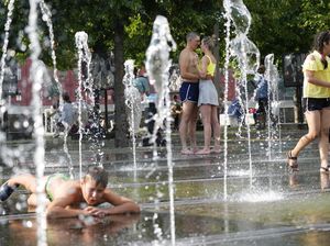 Saat Warga Moskow Basah-basahan Halau Cuaca Panas