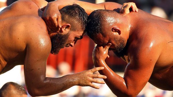 Serunya Kejuaraan Gulat Minyak di Turki