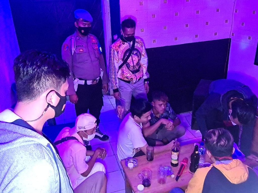 Tempat Karaoke di Palabuhanratu Digerebek Gegara Langgar PPKM Darurat Tempat Karaoke di Palabuhanratu Digerebek Gegara Langgar PPKM Darurat