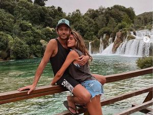 Foto-foto Rossi Liburan Musim Panas Bareng Pacar Seksinya Foto-foto Rossi Liburan Musim Panas Bareng Pacar Seksinya