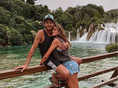 Foto-foto Rossi Liburan Musim Panas Bareng Pacar Seksinya