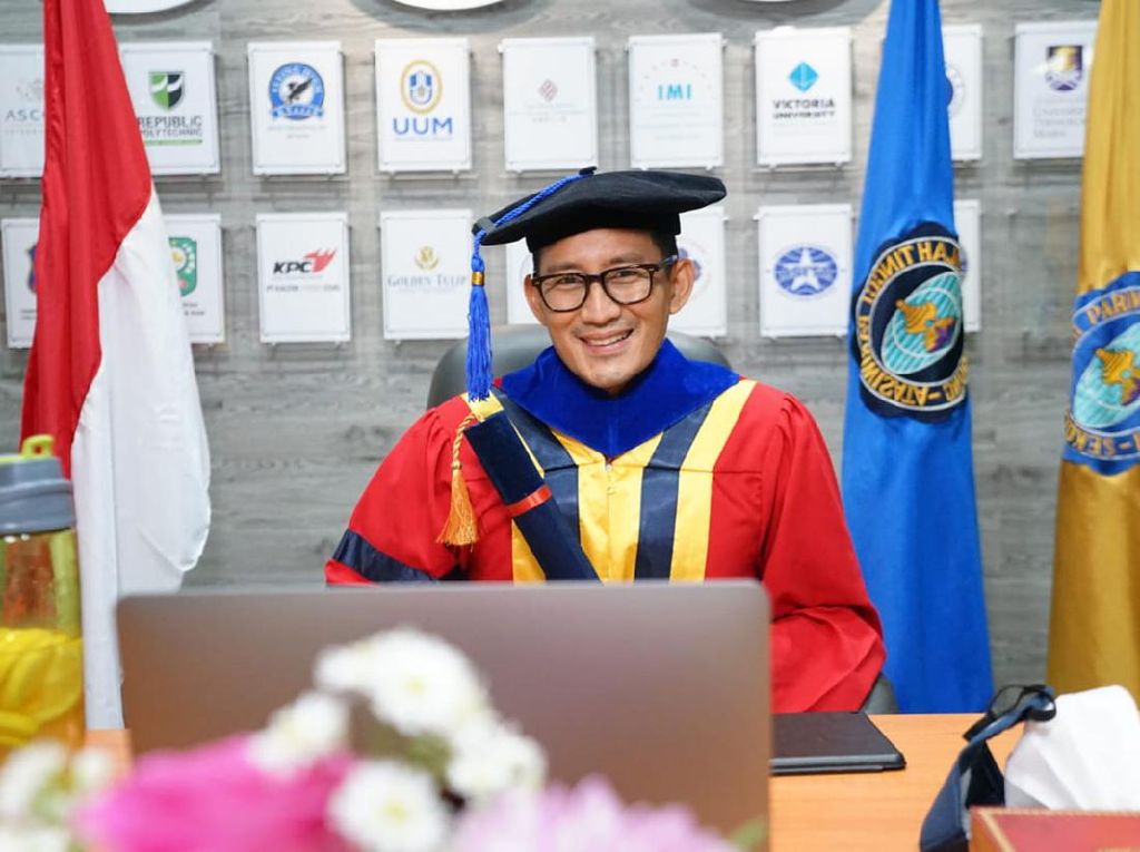 Sandiaga Uno Lulus Doktor di UPH, Anaknya Lulus Sarjana di AS Sandiaga Uno Lulus Doktor di UPH, Anaknya Lulus Sarjana di AS