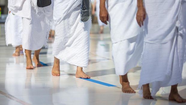 Pilgrims keeping social distance perform their Umrah at the Grand Mosque during the annual Haj pilgrimage, in the holy city of Mecca, Saudi Arabia, July 17, 2021. Saudi Ministry of Media/Handout via REUTERS ATTENTION EDITORS - THIS PICTURE WAS PROVIDED BY A THIRD PARTY