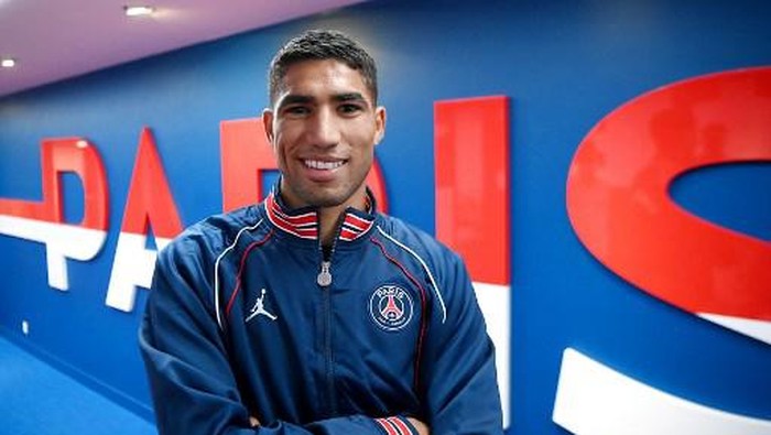 Paris Saint-Germains new player, Moroccan defender Achraf Hakimi poses after the press conference at the Parc des Princes stadium in Paris on July 8, 2021. (Photo by FRANCK FIFE / AFP)