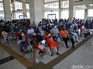 Ada Vaksinasi Massal, Terminal Pulo Gebang Ramai Didatangi Warga