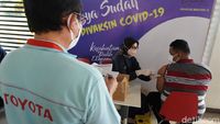Antusiasme Warga Karawang Ikut Vaksinasi COVID-19