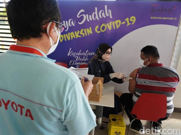 Antusiasme Warga Karawang Ikut Vaksinasi COVID-19