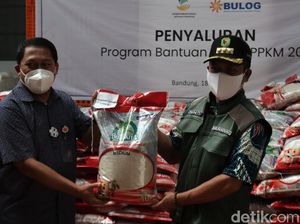 Bulog Salurkan Beras untuk Warga Terdampak PPKM Darurat di Jabar