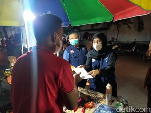 Pemkab Banyuwangi Bagikan Bantuan Rp 300 Ribu ke PKL dan Warung Kecil