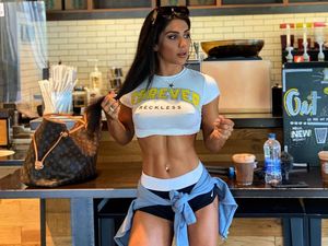 Binaragawati Cantik Turki Diusir dari Pesawat Gegara Baju Seksi Binaragawati Cantik Turki Diusir dari Pesawat Gegara Baju Seksi