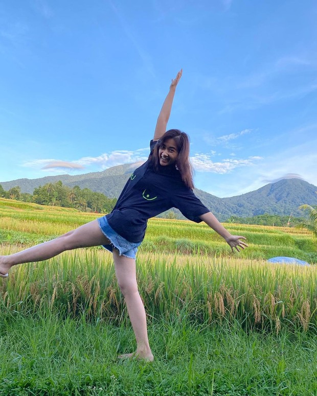 Nadya Arina yang berzodiak Libra dikenal ekstrovert yang suka bersama orang-orang dan mereka juga suka bertemu dengan orang baru.