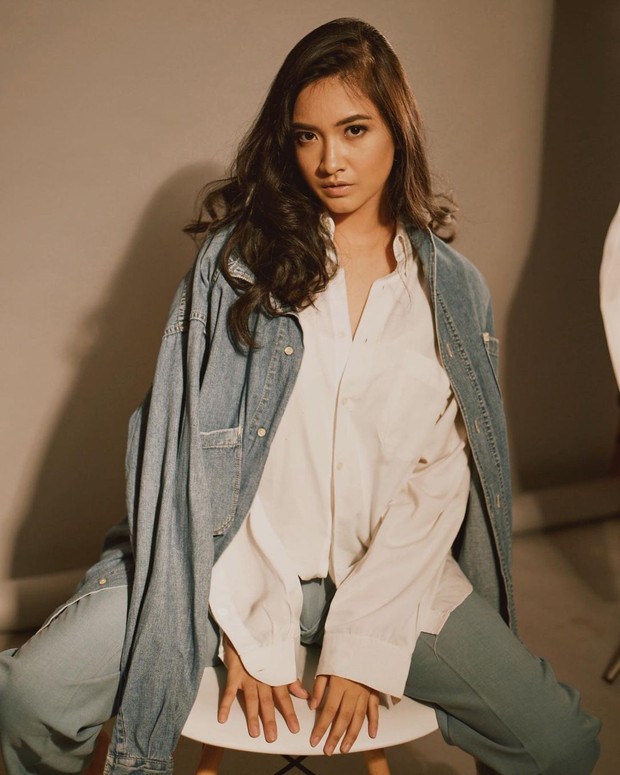 Nadya Arina yang berzodiak Aries, dikenal selalu lebih suka melihat sisi baiknya dan mengingingkan pengalaman terbaik yang dapat mereka ciptakan melalui kehidupan.